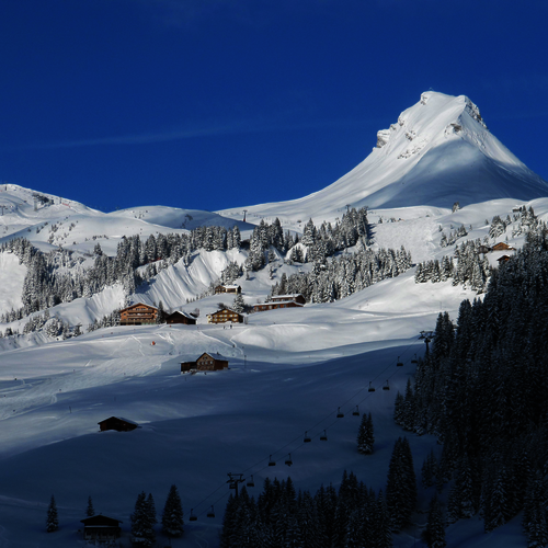 Alpenstolz Damüls im Vorarlberger Winter: Blick zur Mittagspitze 
